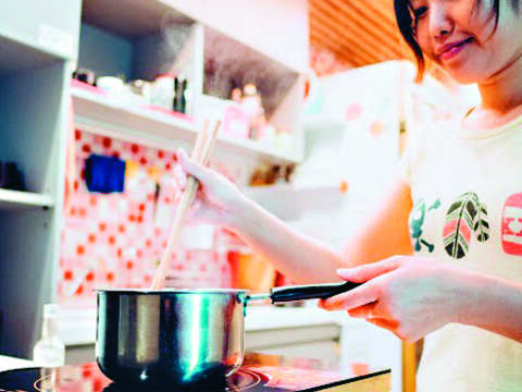 這裡的特色是有專屬廚房，一個人煮東西吃也可以。（圖╱途中青旅提供）