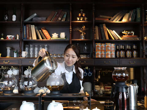 ASW Tea House的內部裝潢復古,充滿懷舊風情。(攝影/何宗昇)