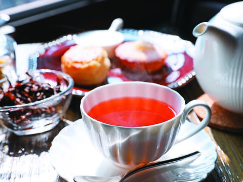「美法同盟午茶」套餐是由錫蘭紅茶搭配原味司康、野蜜瑪德蓮及花蓮蜜漬柚皮糖。（攝影／何宗昇）