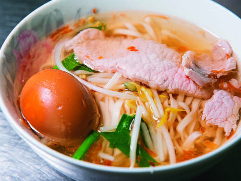 阿田麵的湯頭由裡脊肉熬煮而成,配上道地台式滷蛋,清爽鮮甜。(攝影/吳貞慧)