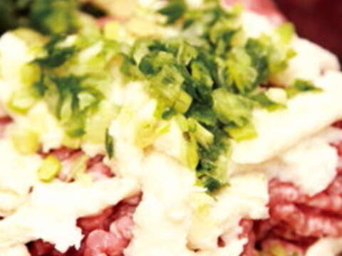 將備料攪和均勻(攝影/高讚賢)