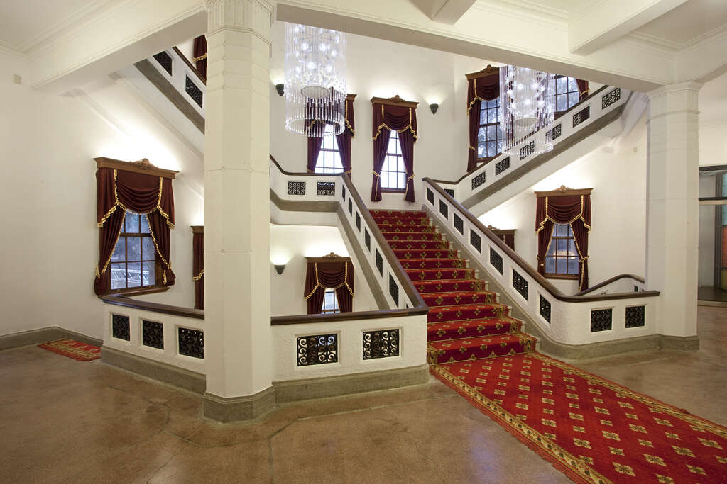 二楼梯厅挑空手扶栏杆展现建筑之美(图片来源：财团法人二二八事件纪念基金会)