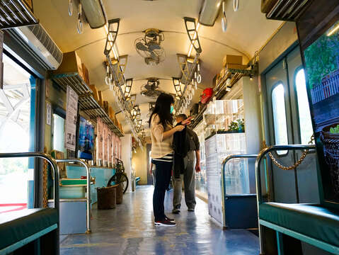 新北投車站台鐵車廂內部與參觀民眾-攝影∕許宜容