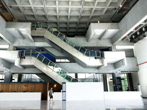 臺北市市立美術館館內大廳與電扶梯_攝影/許宜容