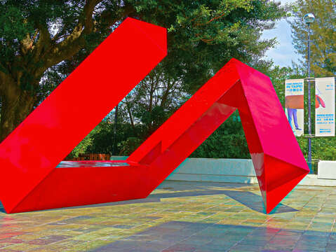 紅色不鏽鋼「李再鈐－紅不讓」雕塑-攝影/許宜容