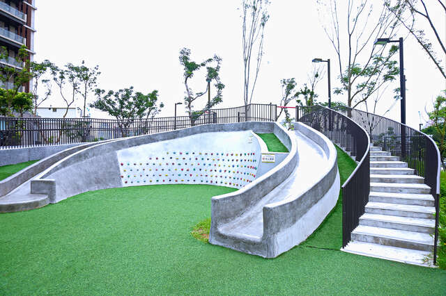 南港新新公園-滑梯_劉佳雯攝
