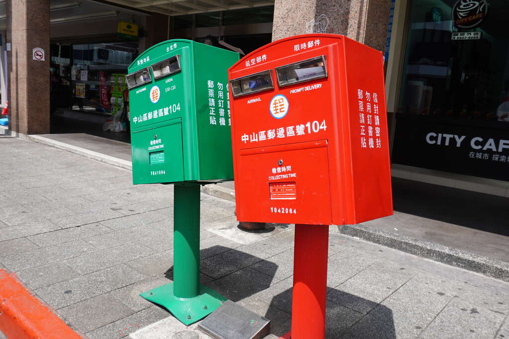 Tilted mailboxes