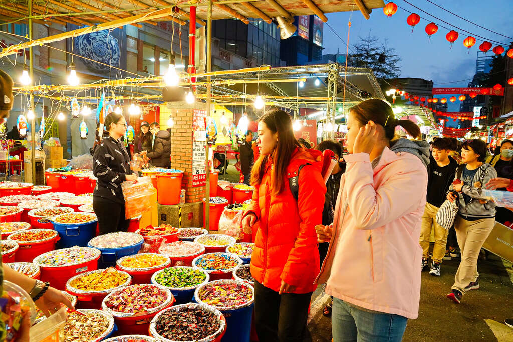 Dihua Street – Area perbelanjaan produk keperluan Imlek