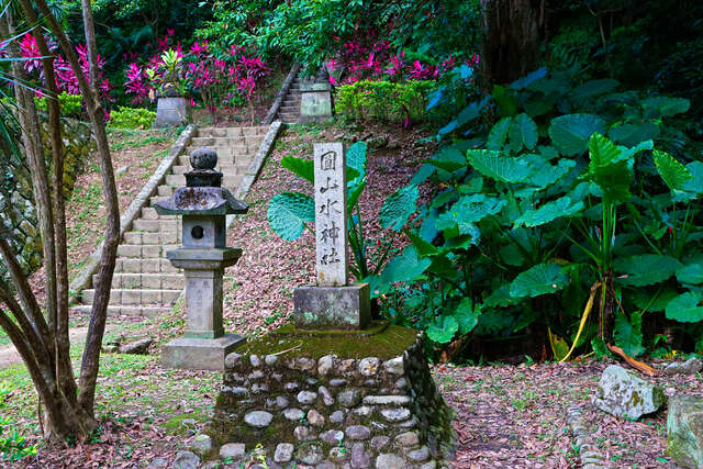 園山水神社前社名碑_攝影/高讚賢