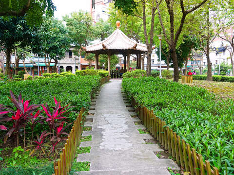 大稻埕公園-步道與涼亭_劉佳雯攝