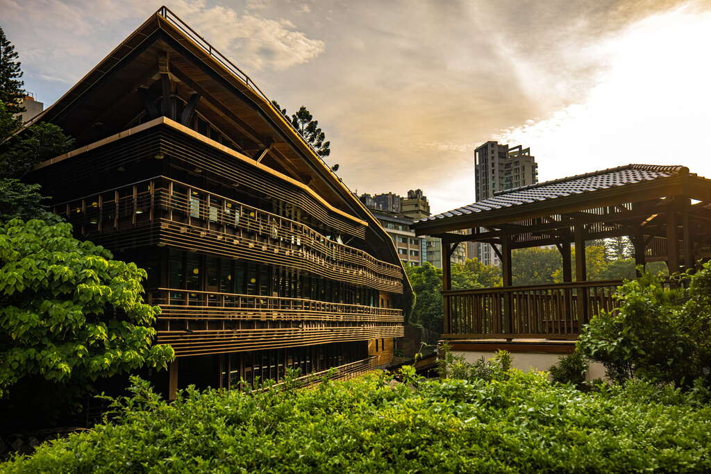 原木建築的圖書館帶給人一種復古感