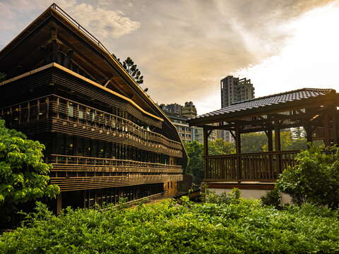 原木建築的圖書館帶給人一種復古感