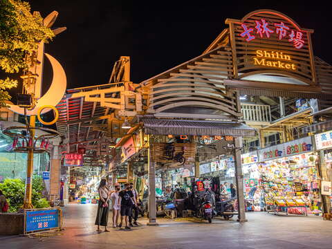 夜晚的士林市場內部變身成為百貨服飾攤商及遊戲區