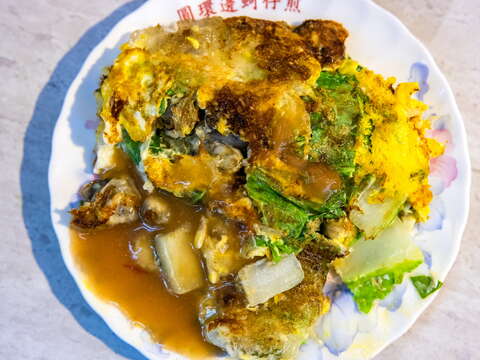 淋上醬汁的蚵仔煎看起來相當美味