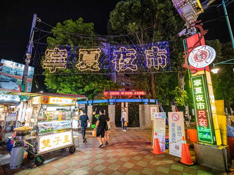 寧夏夜市入口LED燈吸引觀光客的目光