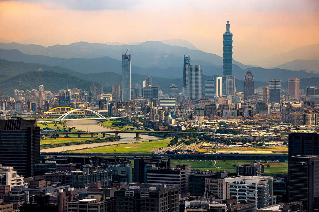 山顶上看到101大楼及台北美景