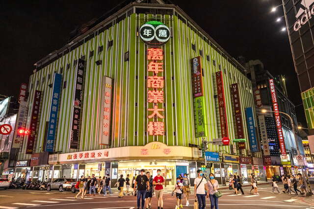 萬年商業大樓是西門町的青春指標
