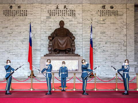 步伐一致、整齊劃一的憲兵交接儀式