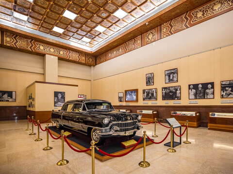 館內展示著蔣公座車與歷史相片