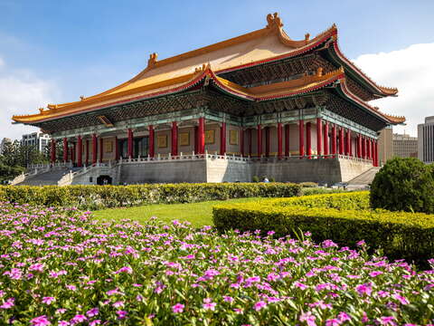 遍地的花叢與國家戲劇院