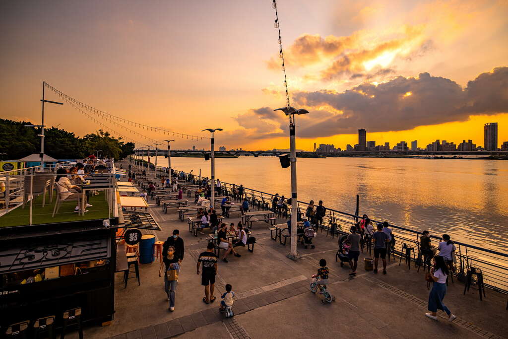 可在码头旁边享用美食边欣赏夕阳(图片来源：台北市政府观光传播局)