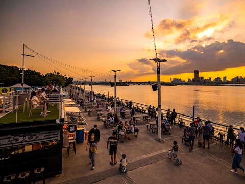 可在碼頭旁邊享用美食邊欣賞夕陽(圖片來源：臺北市政府觀光傳播局)