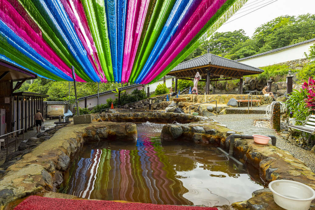 整修後的浴池多了彩色遮阳帘，提供游客更不一样的泡汤空间(图片来源：台北市政府观光传播局)