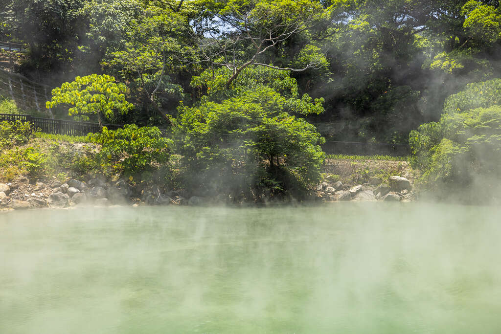地热谷湖面终年弥漫着硫磺烟雾(图片来源：台北市政府观光传播局)