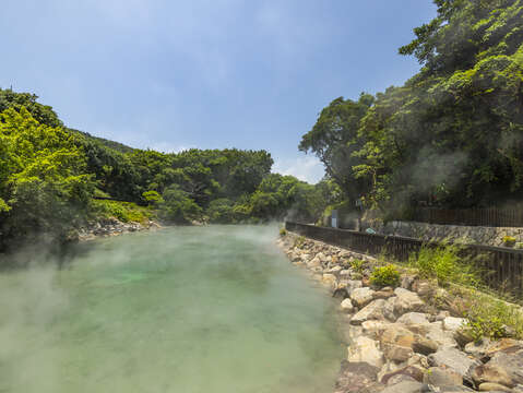 煙霧迷漫的湖水使地熱谷更添神秘感(圖片來源:臺北市政府觀光傳播局)