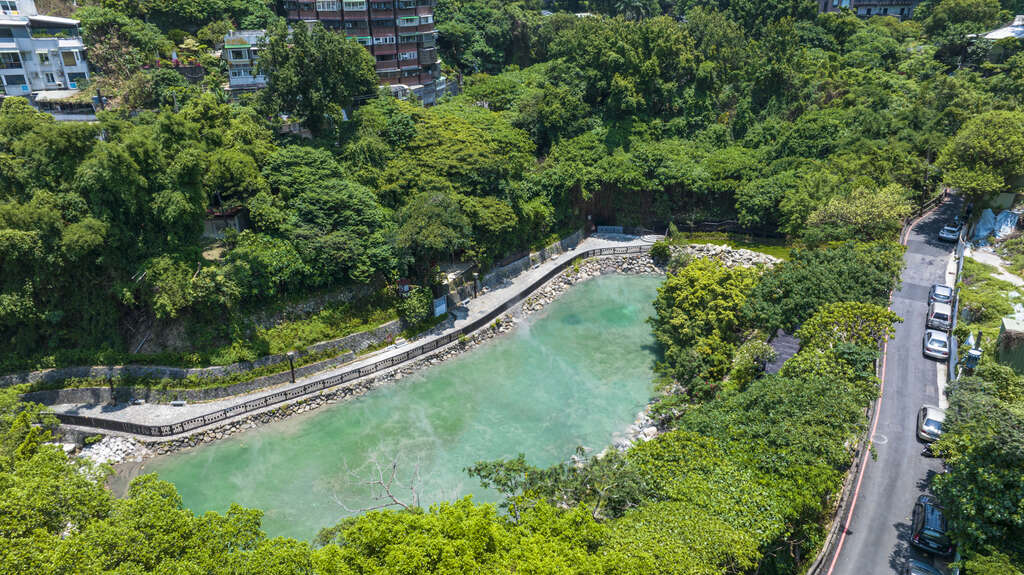 水面清澈的像是一颗稀有的翠绿宝石(图片来源：台北市政府观光传播局)