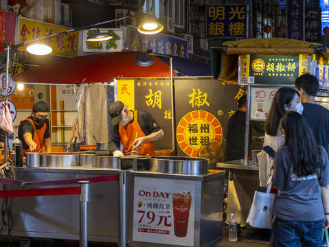正在烘烤中的香酥胡椒餅(圖片來源:臺北市政府觀光傳播局)