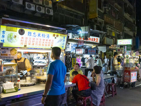 夜市內美食種類繁多(圖片來源:臺北市政府觀光傳播局)