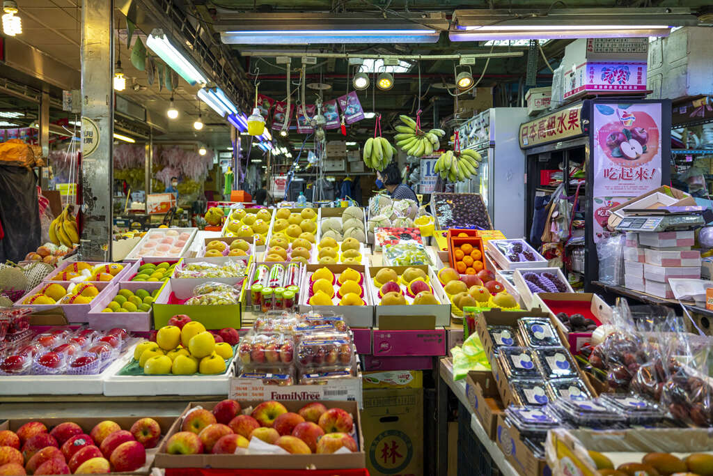 色彩繽紛的水果攤，讓人忍不住就想購買(圖片來源：臺北市政府觀光傳播局)