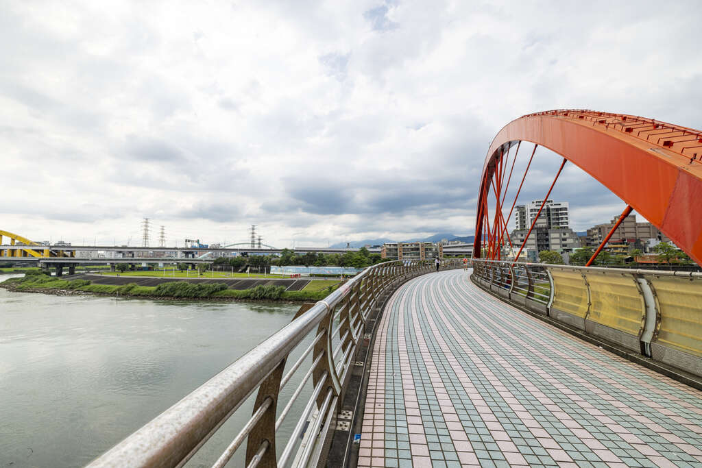 在桥上还能看到附近的麦帅一桥、二桥唷(图片来源：台北市政府观光传播局)