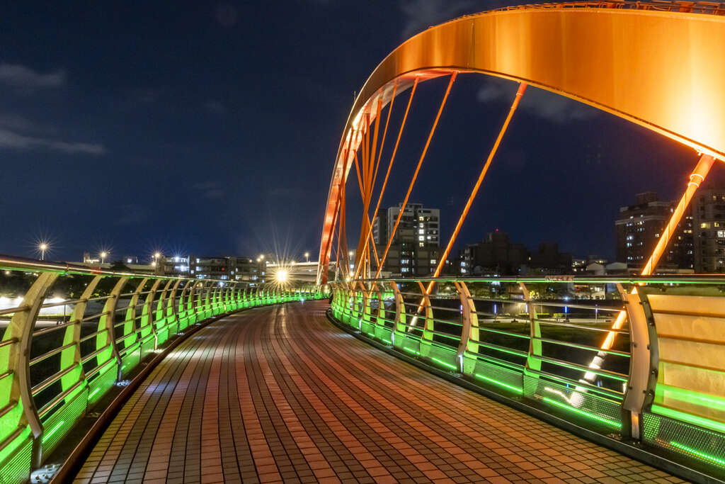夜晚的彩虹橋面具有一種神秘的氛圍(圖片來源：臺北市政府觀光傳播局)