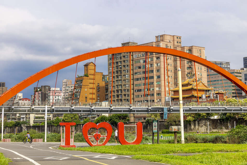 紅色的彩虹橋與愛情鎖牆相呼應(圖片來源：臺北市政府觀光傳播局)