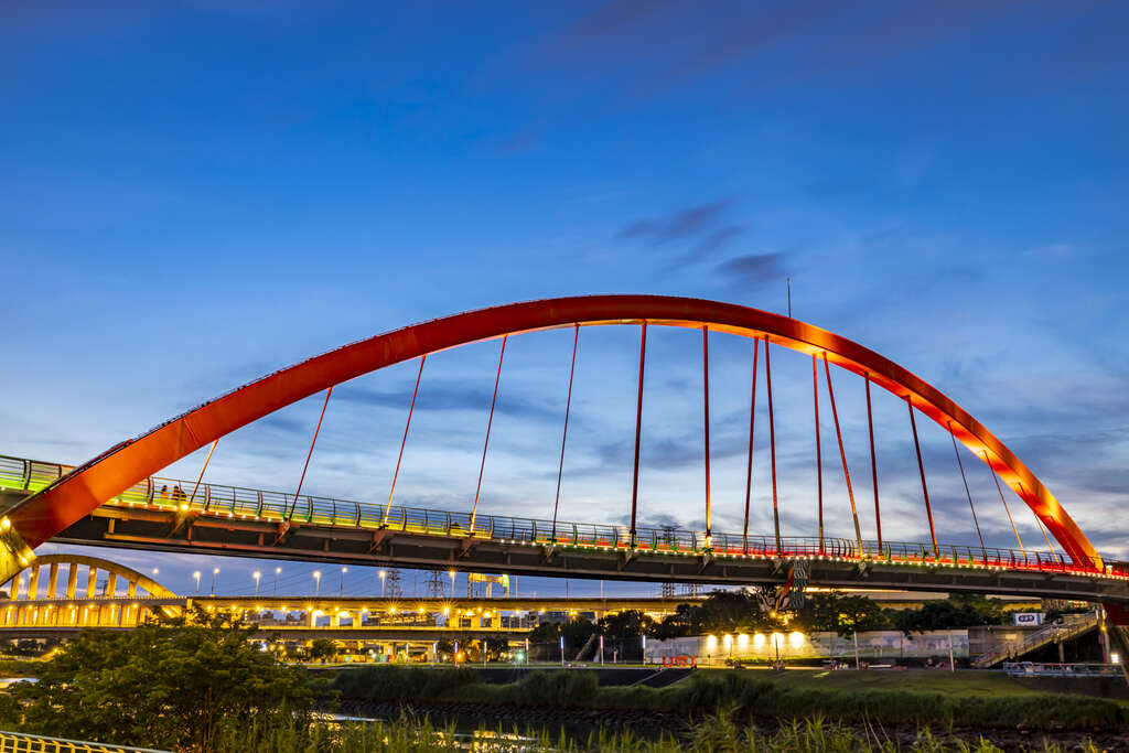 傍晚时刻点灯的彩虹桥甚是美丽(图片来源：台北市政府观光传播局)