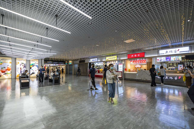 不同的燈飾、燈光讓地下街更顯得明亮(圖片來源：臺北市政府觀光傳播局)