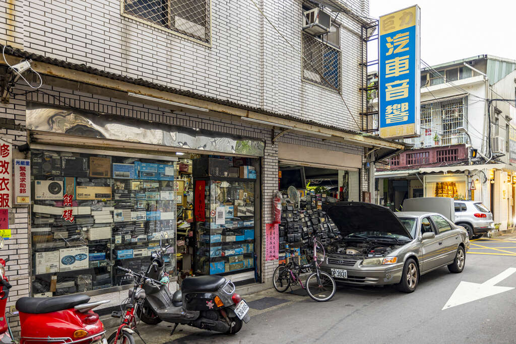 赤峰街内少数还贩售汽车音响的店(图片来源：台北市政府观光传播局)