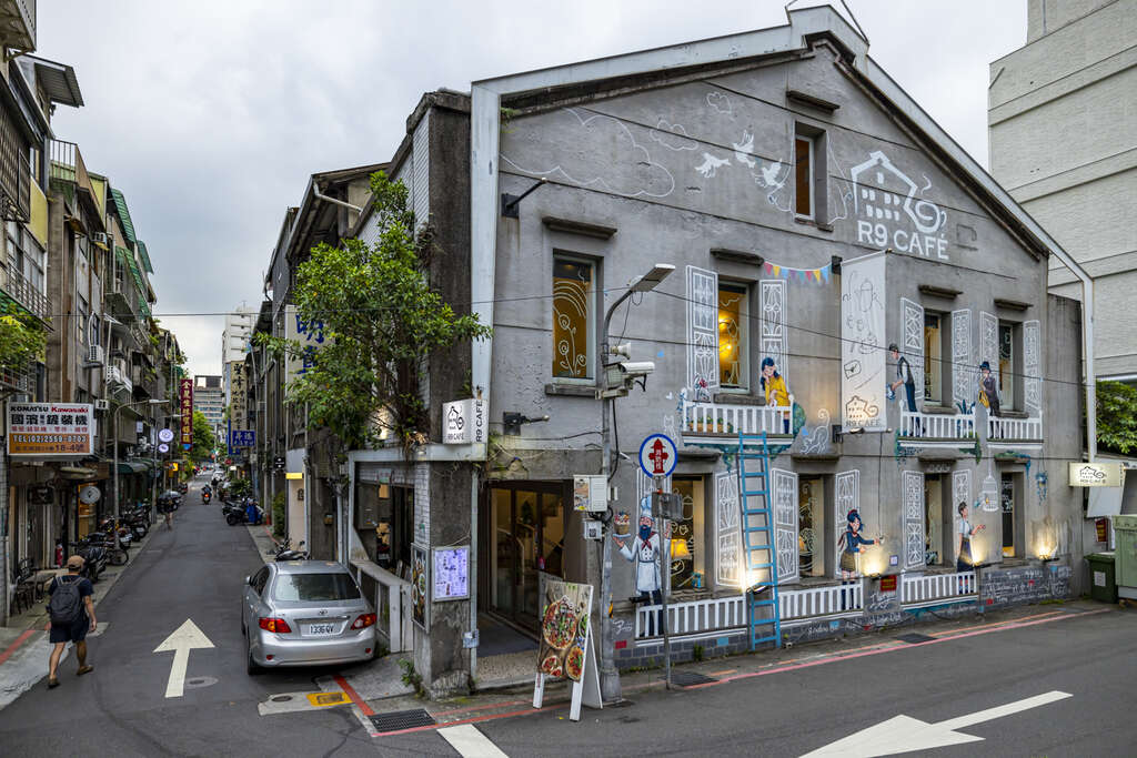彩绘外墙创造出独特风格的咖啡厅(图片来源：台北市政府观光传播局)