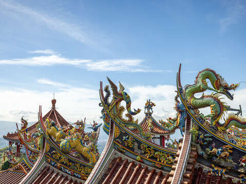 廟宇的雕刻精緻美麗，讓人目不轉睛(圖片來源：臺北市政府觀光傳播局)