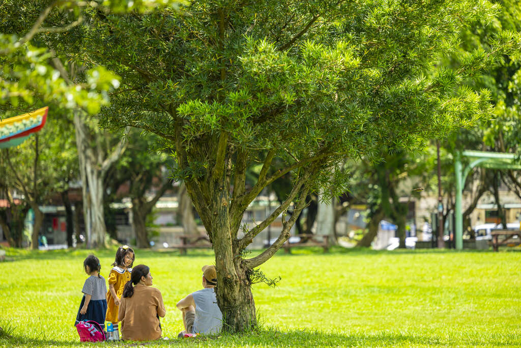 全家大小一起来公园，享受亲子间的欢乐时光(图片来源：台北市政府观光传播局)