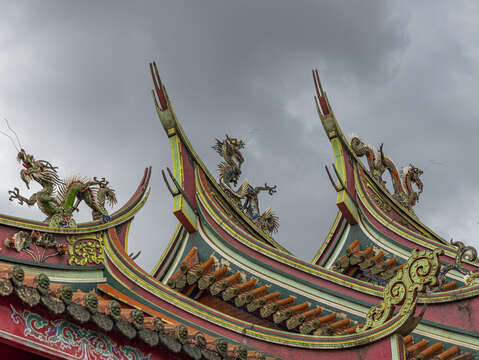 廟頂的龍雕栩栩如生，彷彿下一秒就要飛向天空(圖片來源：臺北市政府觀光傳播局)