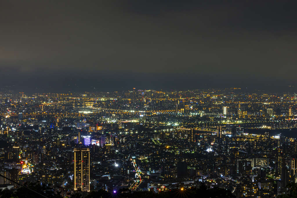 由山上俯视而下的夜晚景致(图片来源：台北市政府观光传播局)