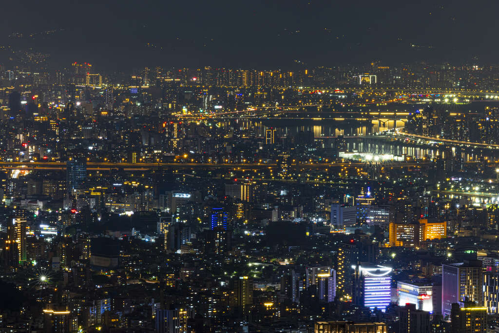 夜晚可见台北盆地灯火通明(图片来源：台北市政府观光传播局)