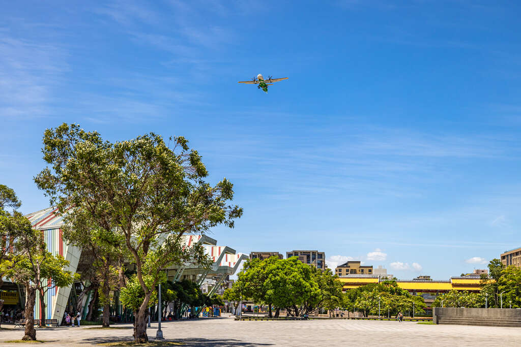 不時會有飛機從花博公園上空飛過(圖片來源：臺北市政府觀光傳播局)