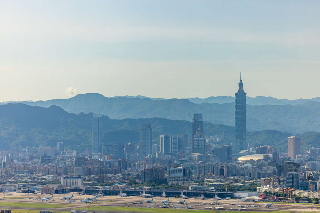 可由老地方观景平台看到松山机场(图片来源：台北市政府观光传播局)