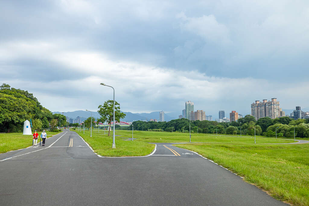 占地宽阔，适合来此骑自行车或运动(图片来源：台北市政府观光传播局)