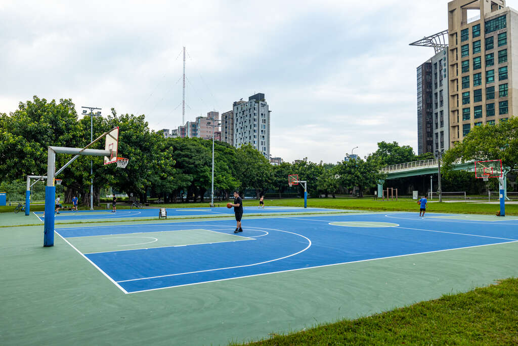 古亭河滨公园篮球场(图片来源：台北市政府观光传播局)