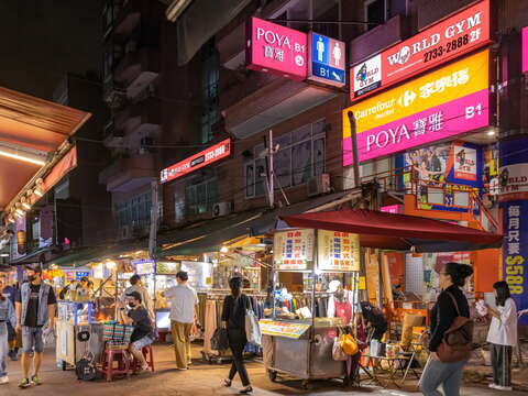 民眾在臨江街夜市逛街、購買小吃
